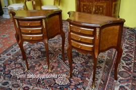 Coppia di comodini-tavolini a tre cassetti stile Luigi XV
