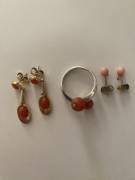 2 coppie di orecchini con anello corallo