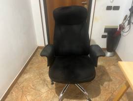 SCRIVANIA E POLTRONCINA PIEGHEVOLE PER STIDIO O UFFICIO VENDO.