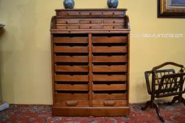 Classificatore a doppia serrandina con piano di scrittura a rullo stile inglese Classificatore a doppia serrandina con piano di scrittura a rullo stile inglese