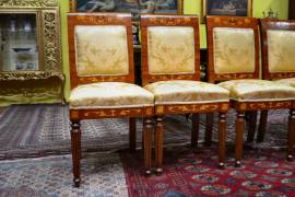 Set di sei sedie-poltrone stile olandese in tessuto damascato oro Set di sei sedie-poltrone stile olandese in tessuto damascato oro