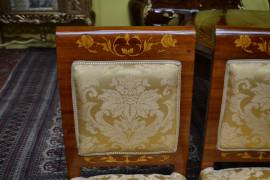 Set di sei sedie-poltrone stile olandese in tessuto damascato oro Set di sei sedie-poltrone stile olandese in tessuto damascato oro