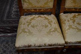 Set di sei sedie-poltrone stile olandese in tessuto damascato oro Set di sei sedie-poltrone stile olandese in tessuto damascato oro