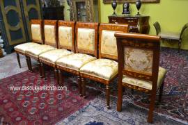 Set di sei sedie-poltrone stile olandese in tessuto damascato oro Set di sei sedie-poltrone stile olandese in tessuto damascato oro