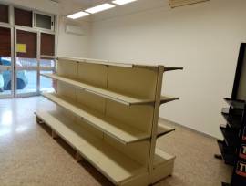 Vic CampoSportiv locale mq 63 p. terra ARREDATO con piccolo banco vendita, scaffalature, luminoso Vic CampoSportiv locale mq 63 p. terra ARREDATO con piccolo banco vendita, scaffalature, luminoso