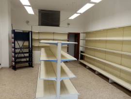 Vic CampoSportiv locale mq 63 p. terra ARREDATO con piccolo banco vendita, scaffalature, luminoso Vic CampoSportiv locale mq 63 p. terra ARREDATO con piccolo banco vendita, scaffalature, luminoso