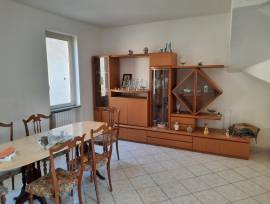Casa a Cergnago (PV) con 3 bagni, 3 camere e cortile privato