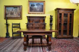 Tavolo-scrivania con sedia stile Rinascimentale metà XX sec. Tavolo-scrivania con sedia stile Rinascimentale metà XX sec.