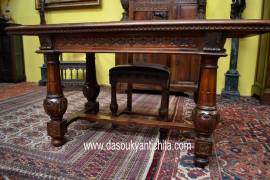 Tavolo-scrivania con sedia stile Rinascimentale metà XX sec. Tavolo-scrivania con sedia stile Rinascimentale metà XX sec.
