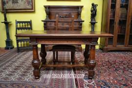 Tavolo-scrivania con sedia stile Rinascimentale metà XX sec. Tavolo-scrivania con sedia stile Rinascimentale metà XX sec.