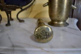 Antico mortaio con pestello da farmacia in bronzo