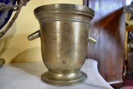 Antico mortaio con pestello da farmacia in bronzo