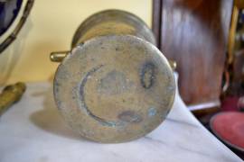 Antico mortaio con pestello da farmacia in bronzo