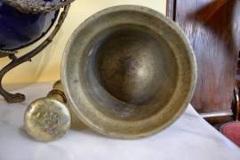 Antico mortaio con pestello da farmacia in bronzo