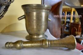 Antico mortaio con pestello da farmacia in bronzo