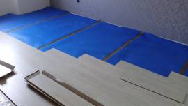 parquettista posa laminati