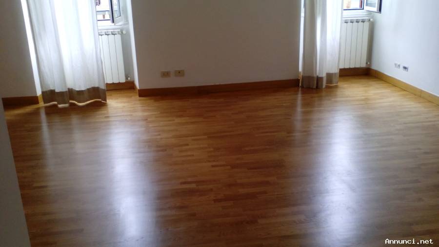 parquettista posa laminati