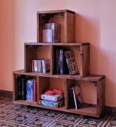 Libreria a piramide in legno fatta a mano