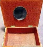 Splendida scatola portagioie finemente lavorata con conchiglie e rivestita similpelle anni '60