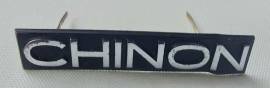 Raro Logo cinepresa CHINON in metallo argentato con due perni per fissare