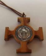 Croce celtica in legno marrone con inserti in Argento 925% e cordoncino la medaglia di San Benedetto