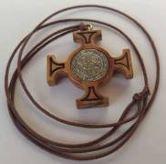 Croce celtica in legno marrone con inserti in Argento 925% e cordoncino la medaglia di San Benedetto