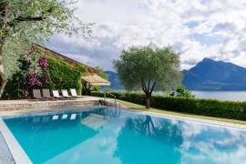 Luxurious 6-Bedroom Villa with Pool, 5-Minute Walk from Lake Garda