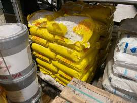 Macchinetta spargisale Gamberini, con bancale di sacchi di sale e n. 2 pale in plastica