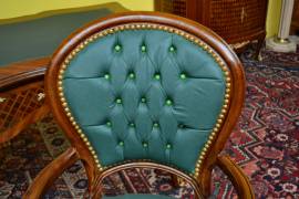 Poltrona da scrivania con braccioli stile Luigi XV in ecopelle verde