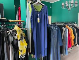Stock capi di abbigliamento e arredo negozio