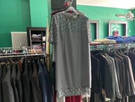 Stock capi di abbigliamento e arredo negozio
