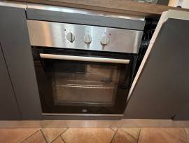 Cucina attrezzata con elettrodomestici – nuova