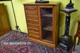 Schedario-classificatore stile inglese con vetrina e cassetti