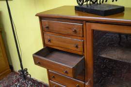 Schedario-classificatore stile inglese con vetrina e cassetti