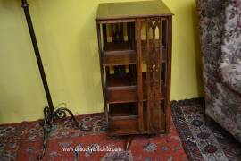 Libreria girevole a tre piani 