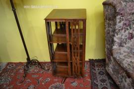 Libreria girevole a tre piani 