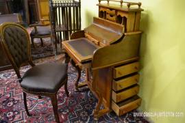 Davenport stile inglese con piano di scrittura