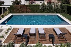 ????Costruzione o manutenzione piscine????