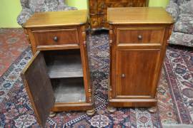 Coppia di antichi comodini cappuccino primi del 900