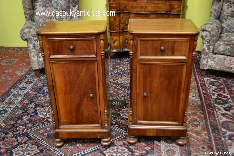 Coppia di antichi comodini cappuccino primi del 900