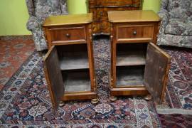 Coppia di antichi comodini cappuccino primi del 900