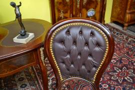 Sedia-poltrona da studio stile Luigi XV in ecopelle marrone