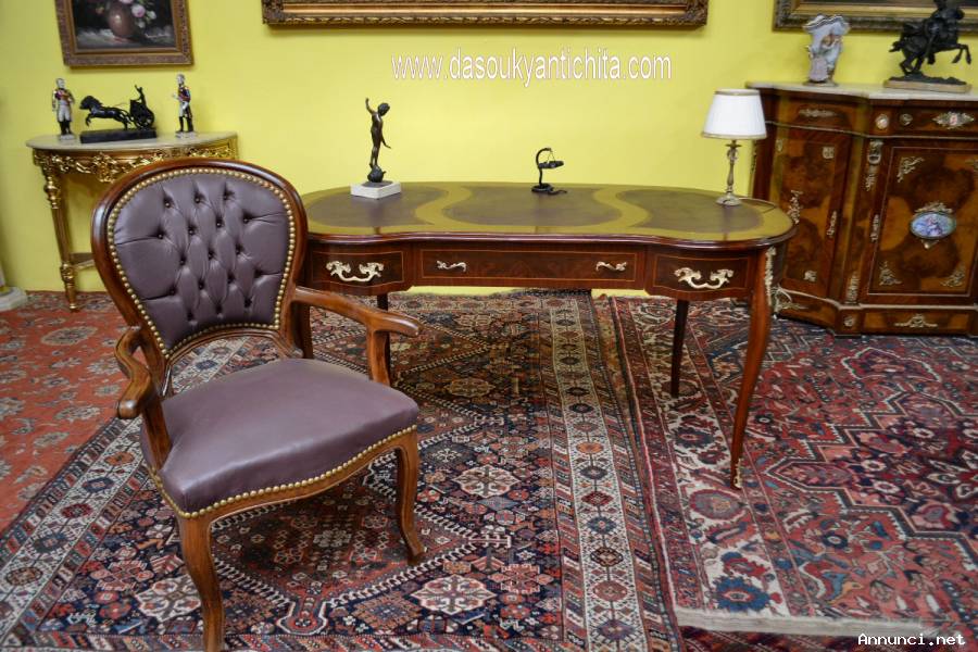 Poltrona da scrivania con braccioli stile Luigi XV in ecopelle marrone
