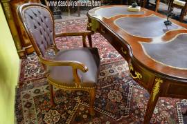 Poltrona da scrivania con braccioli stile Luigi XV in ecopelle marrone