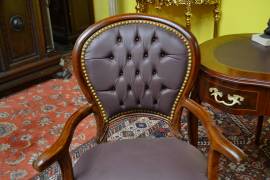 Poltrona da scrivania con braccioli stile Luigi XV in ecopelle marrone