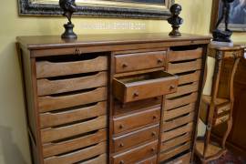 Classificatore-schedario a doppia serranda e cassettiera stile inglese Classificatore-schedario a doppia serranda e cassettiera stile inglese