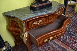 Comò – cassettone intarsiato stile Luigi XV Comò – cassettone intarsiato stile Luigi XV