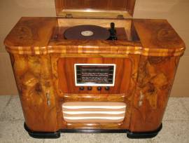 Radiofonografo a Valvole – Il Suono che Profuma di Anni ’40 Radiofonografo a Valvole – Il Suono che Profuma di Anni ’40