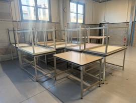 Tavoli da lavoro, rimanenze e attrezzature varie