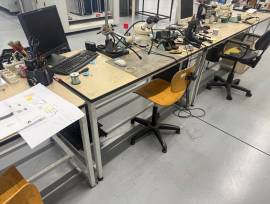 Tavoli da lavoro, rimanenze e attrezzature varie